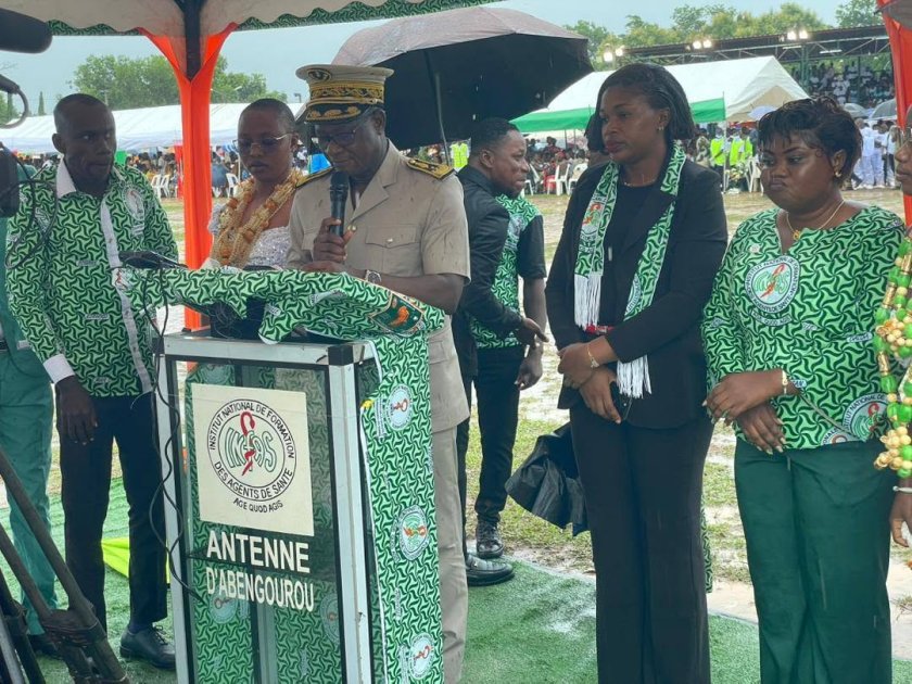 INFAS Abengourou : 1 631 nouveaux agents de santé prêtent serment et 2 582 apprenants reçoivent la blouse